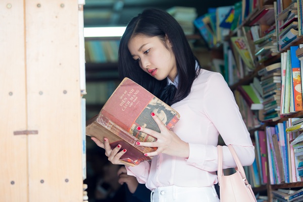 Bắt gặp Hoa hậu Dân tộc Triệu Thị Hà đi mua sách cũ 3