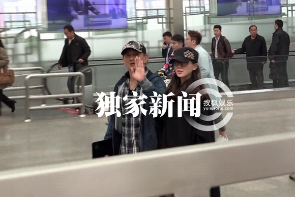 Ngô Kỳ Long - Lưu Thi Thi nắm chặt tay không rời tại sân bay 5