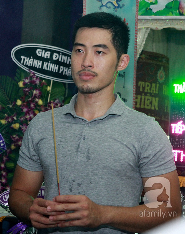 Trời chiều tối c&agrave;ng đ&ocirc;ng nghệ sĩ đến viếng Duy Nh&acirc;n 