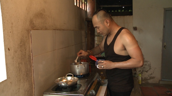 &Ocirc;ng bố đại gia chật vật lội b&ugrave;n bắt c&aacute; 12