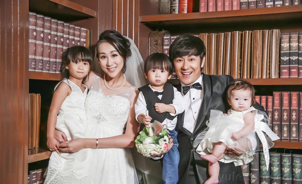 Gia đình Trần Hạo Dân hạnh phúc chụp ảnh cưới 1