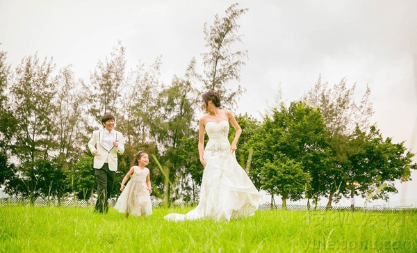 Gia đình Trần Hạo Dân hạnh phúc chụp ảnh cưới 7