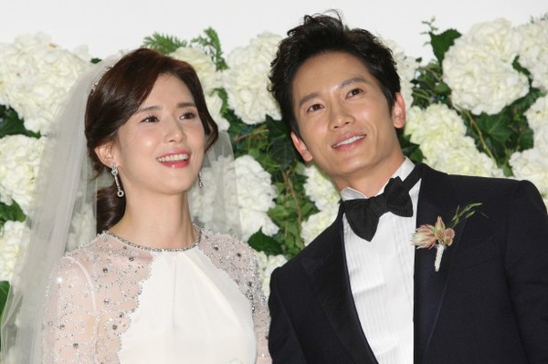 Vợ chồng Lee Bo Young - Ji Sung chào đón con gái đầu lòng 1