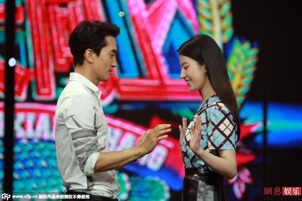 Song Seung Hun tỏ tình với Lưu Diệc Phi trên sân khấu 1