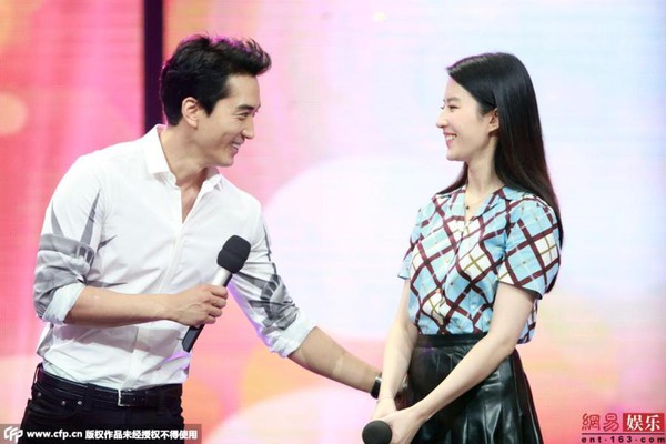 Song Seung Hun tỏ tình với Lưu Diệc Phi trên sân khấu 2