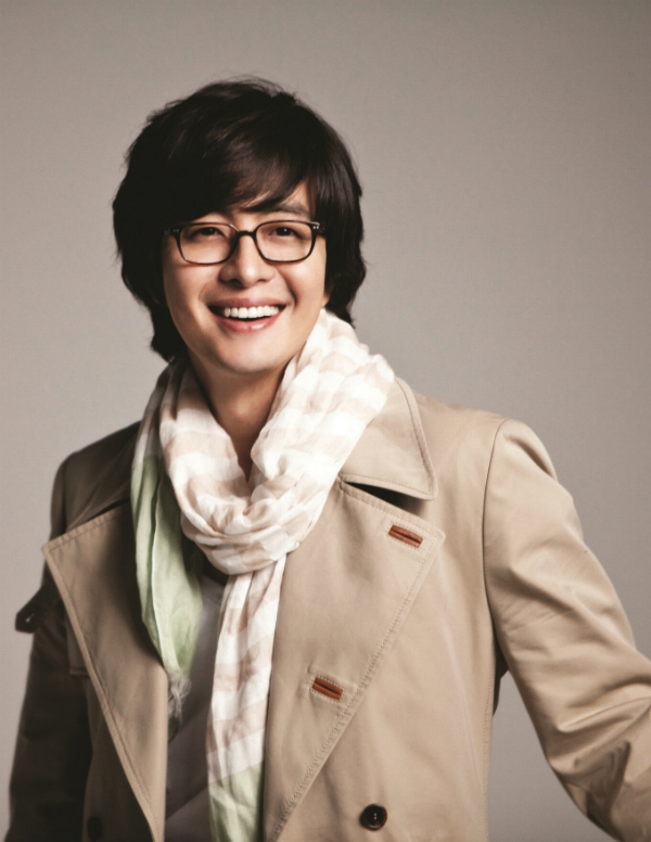 Bae Yong Joon bị nghi dàn dựng clip sờ vòng ba vợ 1