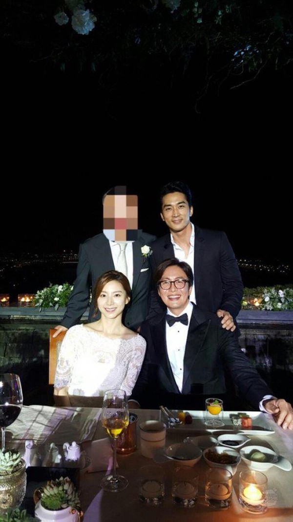 Bà xã Bae Yong Joon đẹp gợi cảm trên tạp chí sau đám cưới 1