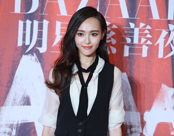 Angelababy ngượng ngùng khi được Huỳnh Hiểu Minh cúi xuống chỉnh váy 