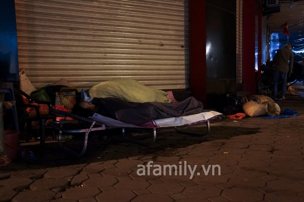 Những chuyện kể về người vô gia cư ở ga Hà Nội 9