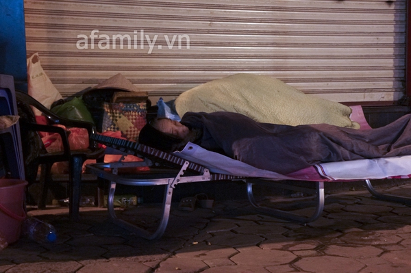 Những chuyện kể về người vô gia cư ở ga Hà Nội 14
