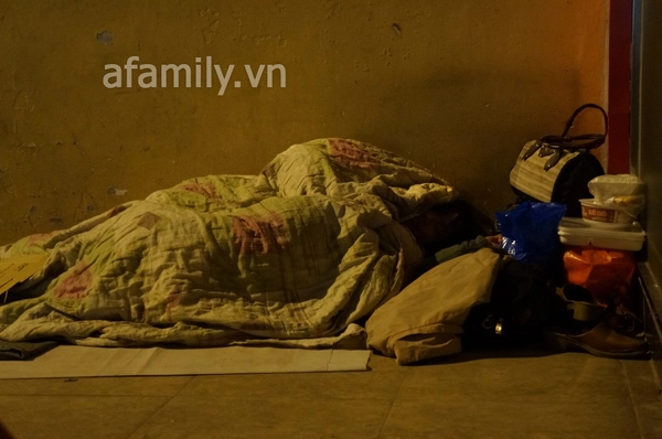 Những chuyện kể về người vô gia cư ở ga Hà Nội 5