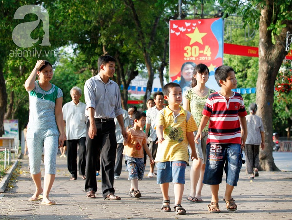 Nghỉ lễ 30/4 v&agrave; 1/5: C&aacute;c gia đ&igrave;nh &ugrave;n &ugrave;n k&eacute;o đến c&ocirc;ng vi&ecirc;n 1