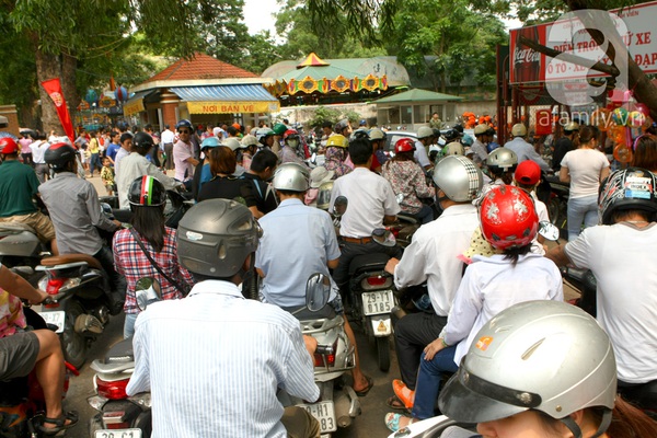 Nghỉ lễ 30/4 v&agrave; 1/5: C&aacute;c gia đ&igrave;nh &ugrave;n &ugrave;n k&eacute;o đến c&ocirc;ng vi&ecirc;n 11