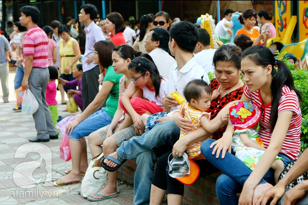 Nghỉ lễ 30/4 v&agrave; 1/5: C&aacute;c gia đ&igrave;nh &ugrave;n &ugrave;n k&eacute;o đến c&ocirc;ng vi&ecirc;n 12