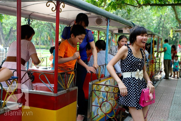 Nghỉ lễ 30/4 v&agrave; 1/5: C&aacute;c gia đ&igrave;nh &ugrave;n &ugrave;n k&eacute;o đến c&ocirc;ng vi&ecirc;n 13