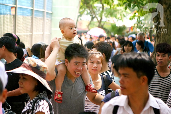 Nghỉ lễ 30/4 và 1/5: Các gia đình ùn ùn kéo đến công viên 15