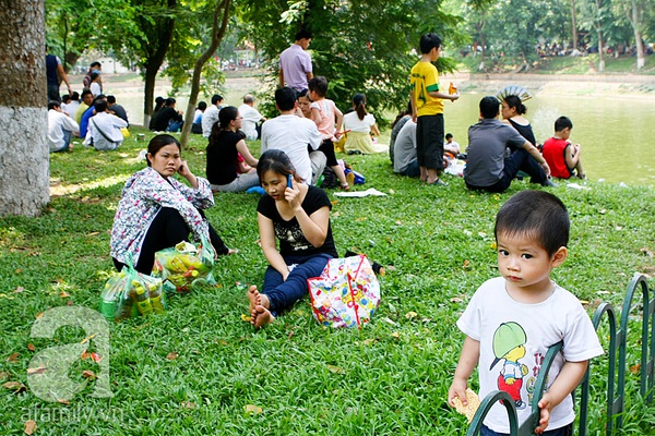 Nghỉ lễ 30/4 v&agrave; 1/5: C&aacute;c gia đ&igrave;nh &ugrave;n &ugrave;n k&eacute;o đến c&ocirc;ng vi&ecirc;n 21