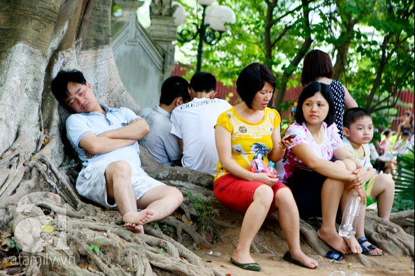 Nghỉ lễ 30/4 v&agrave; 1/5: C&aacute;c gia đ&igrave;nh &ugrave;n &ugrave;n k&eacute;o đến c&ocirc;ng vi&ecirc;n 22