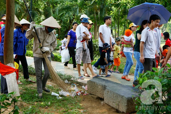 Nghỉ lễ 30/4 v&agrave; 1/5: C&aacute;c gia đ&igrave;nh &ugrave;n &ugrave;n k&eacute;o đến c&ocirc;ng vi&ecirc;n 23
