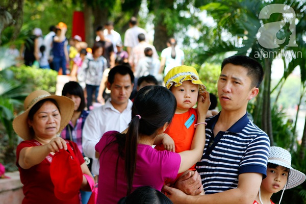 Nghỉ lễ 30/4 v&agrave; 1/5: C&aacute;c gia đ&igrave;nh &ugrave;n &ugrave;n k&eacute;o đến c&ocirc;ng vi&ecirc;n 26