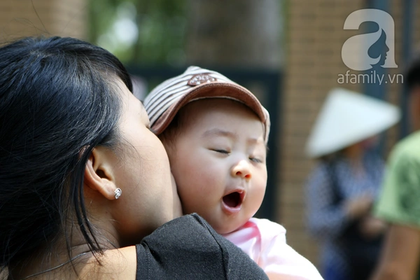 Nghỉ lễ 30/4 v&agrave; 1/5: C&aacute;c gia đ&igrave;nh &ugrave;n &ugrave;n k&eacute;o đến c&ocirc;ng vi&ecirc;n 27
