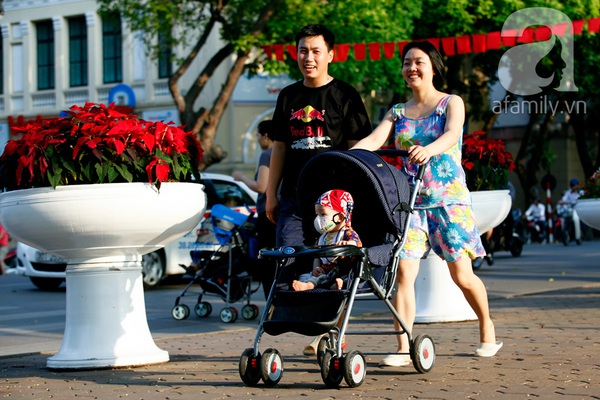 Nghỉ lễ 30/4 v&agrave; 1/5: C&aacute;c gia đ&igrave;nh &ugrave;n &ugrave;n k&eacute;o đến c&ocirc;ng vi&ecirc;n 3