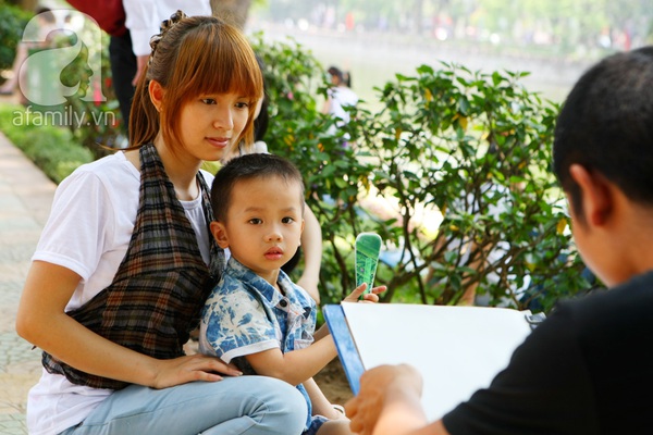 Nghỉ lễ 30/4 v&agrave; 1/5: C&aacute;c gia đ&igrave;nh &ugrave;n &ugrave;n k&eacute;o đến c&ocirc;ng vi&ecirc;n 5