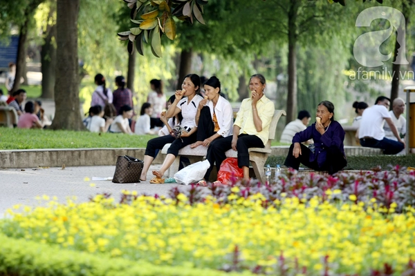 Người Hà Nội vật lộn trong “chảo lửa” đầu hè 13 Người Hà Nội vật lộn trong “chảo lửa” đầu hè 13