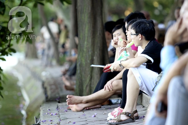 Người Hà Nội vật lộn trong “chảo lửa” đầu hè 14 Người Hà Nội vật lộn trong “chảo lửa” đầu hè 14