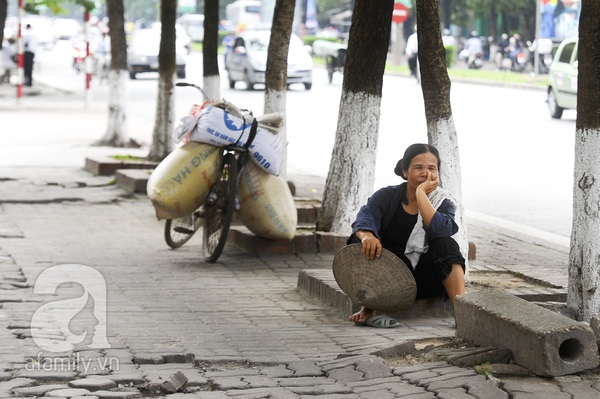 Người Hà Nội vật lộn trong “chảo lửa” đầu hè 17 Người Hà Nội vật lộn trong “chảo lửa” đầu hè 17