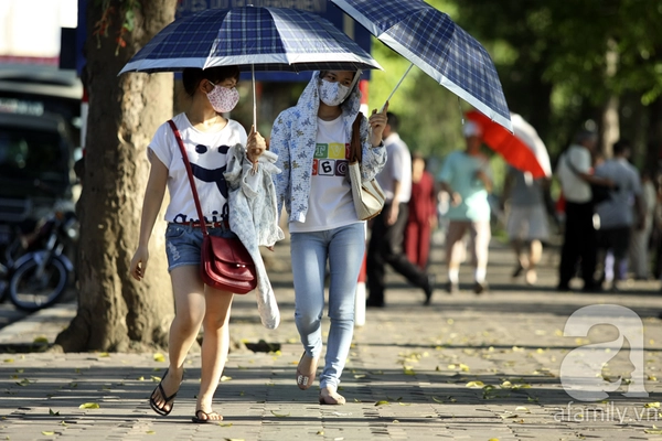 Người Hà Nội vật lộn trong “chảo lửa” đầu hè 5 Người Hà Nội vật lộn trong “chảo lửa” đầu hè 5