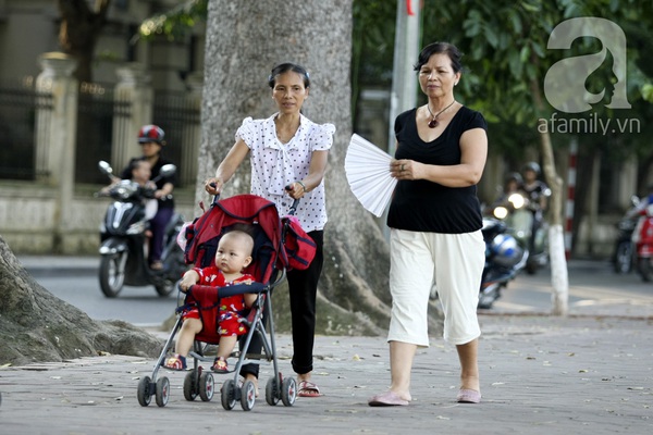 Người Hà Nội vật lộn trong “chảo lửa” đầu hè 6 Người Hà Nội vật lộn trong “chảo lửa” đầu hè 6