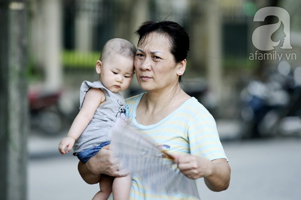 Người Hà Nội vật lộn trong “chảo lửa” đầu hè 7 Người Hà Nội vật lộn trong “chảo lửa” đầu hè 7