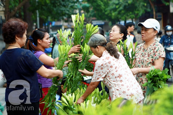 Người Hà Nội nhộn nhịp sắm Tết Đoan Ngọ  10