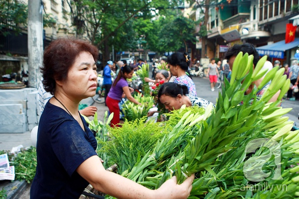 Người Hà Nội nhộn nhịp sắm Tết Đoan Ngọ  11