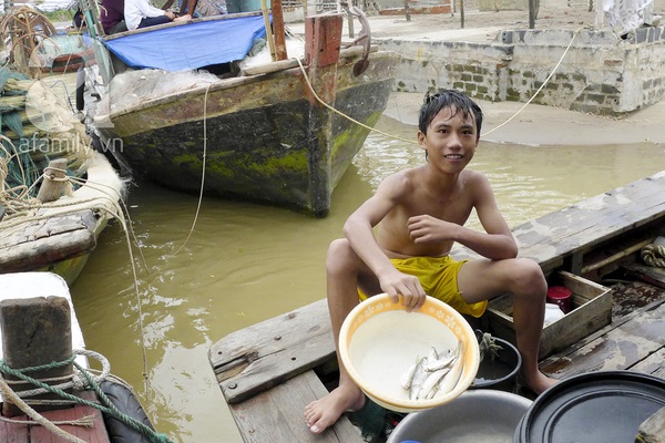 Nơi trẻ 3 tuổi đã biết bơi nhưng cả đời không nhìn thấy "cái chữ" 10