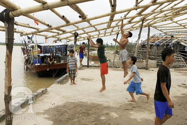 Nơi trẻ 3 tuổi đã biết bơi nhưng cả đời không nhìn thấy "cái chữ" 12