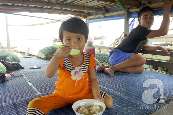 Nơi trẻ 3 tuổi đã biết bơi nhưng cả đời không nhìn thấy "cái chữ" 5