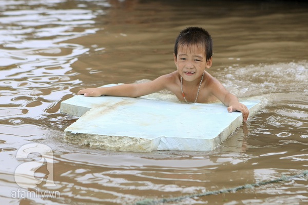 Nơi trẻ 3 tuổi đã biết bơi nhưng cả đời không nhìn thấy "cái chữ" 9