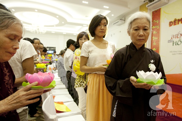 Xúc động khoảnh khắc hoa hồng cài áo trong đại lễ Vu Lan 20