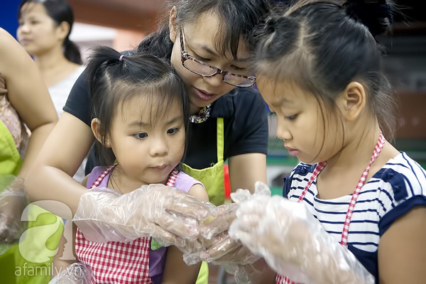 Ngộ nghĩnh các “đầu bếp” nhí làm bánh trung thu 12