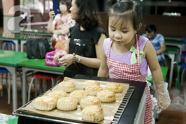 Ngộ nghĩnh các “đầu bếp” nhí làm bánh trung thu 21