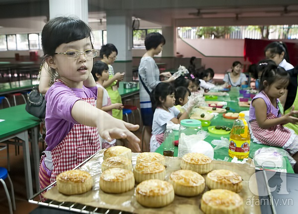 Ngộ nghĩnh các “đầu bếp” nhí làm bánh trung thu 22