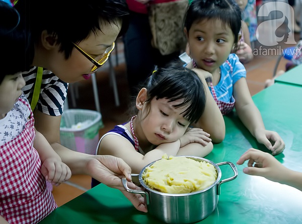 Ngộ nghĩnh các “đầu bếp” nhí làm bánh trung thu 6