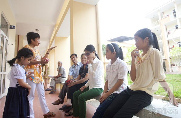 Xúc động ngày đầu tiên đi học của các bé khiếm thị  5