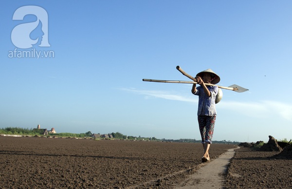 Những nữ diêm dân mải miết gom “quà của biển” 14