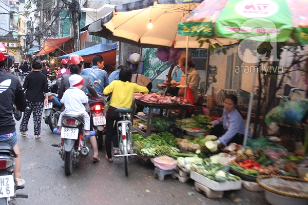 Lo sợ mưa bão, người dân Hà Nội ùn ùn đi mua đồ ăn tích trữ 1