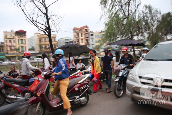 Lo sợ mưa bão, người dân Hà Nội ùn ùn đi mua đồ ăn tích trữ 7