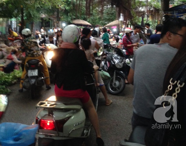 Lo sợ mưa bão, người dân Hà Nội ùn ùn đi mua đồ ăn tích trữ 11