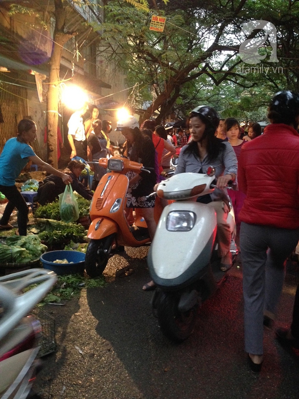 Lo sợ mưa bão, người dân Hà Nội ùn ùn đi mua đồ ăn tích trữ 12